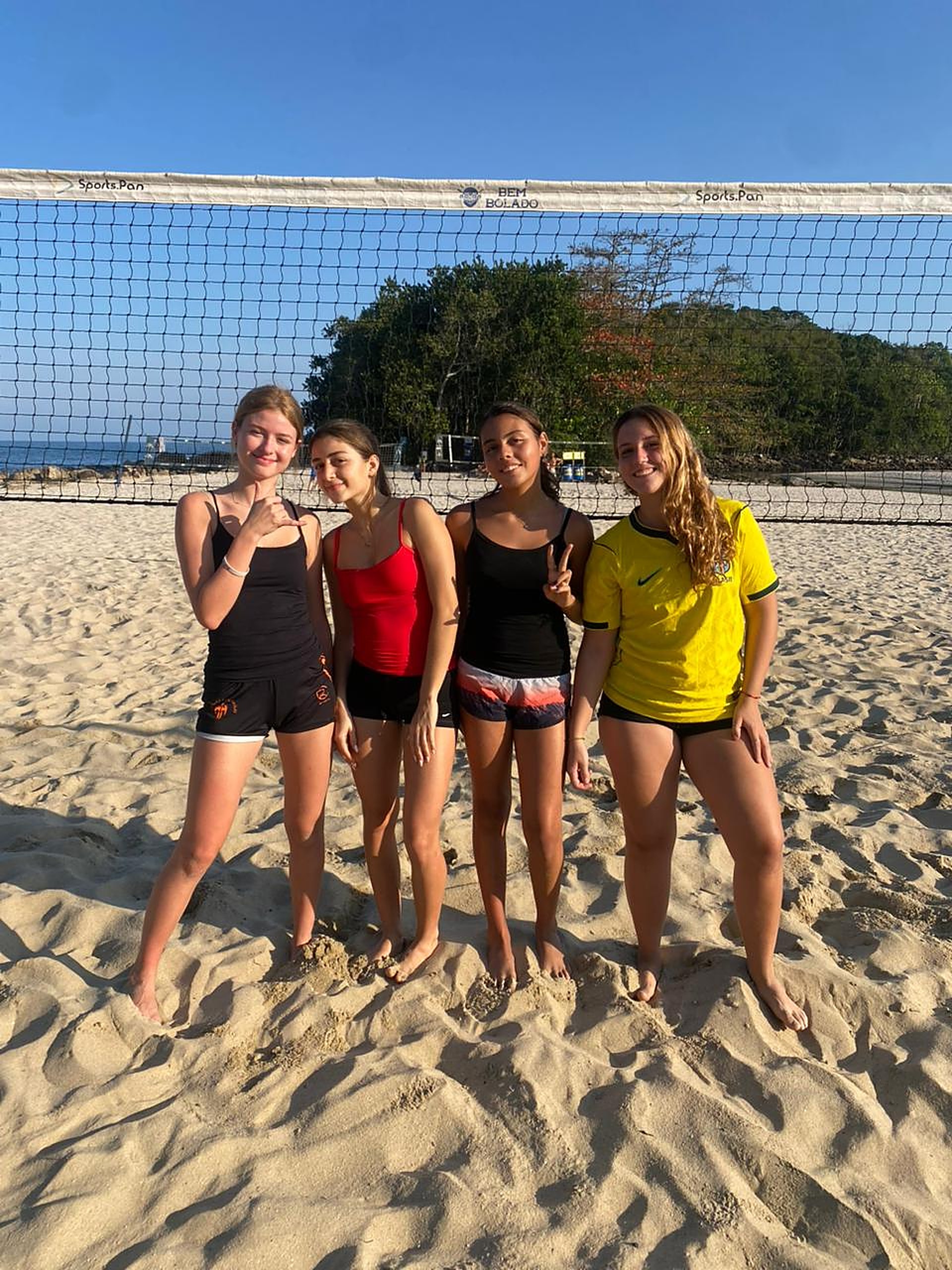 Alunas do CT Dudu Futevôlei na quadra de areia em dia de sol