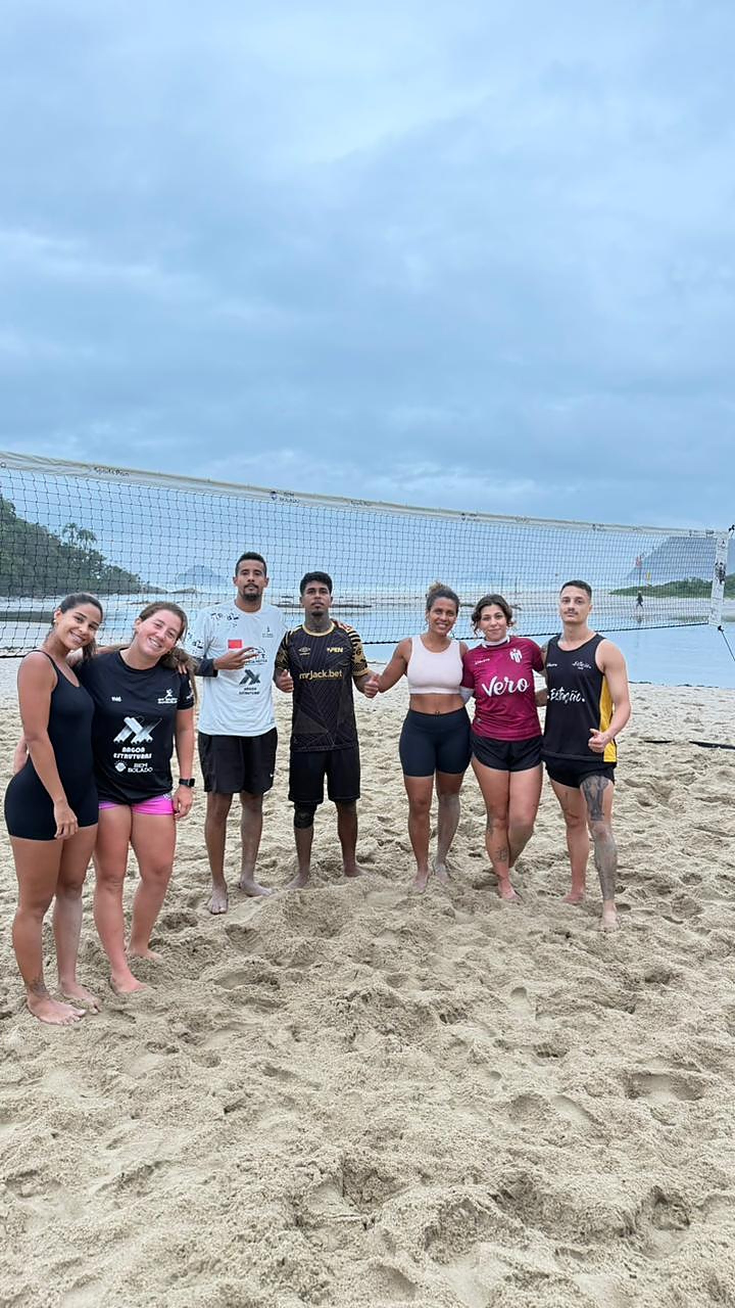 Alunos do CT Dudu Futevôlei após o treino em dia nublado